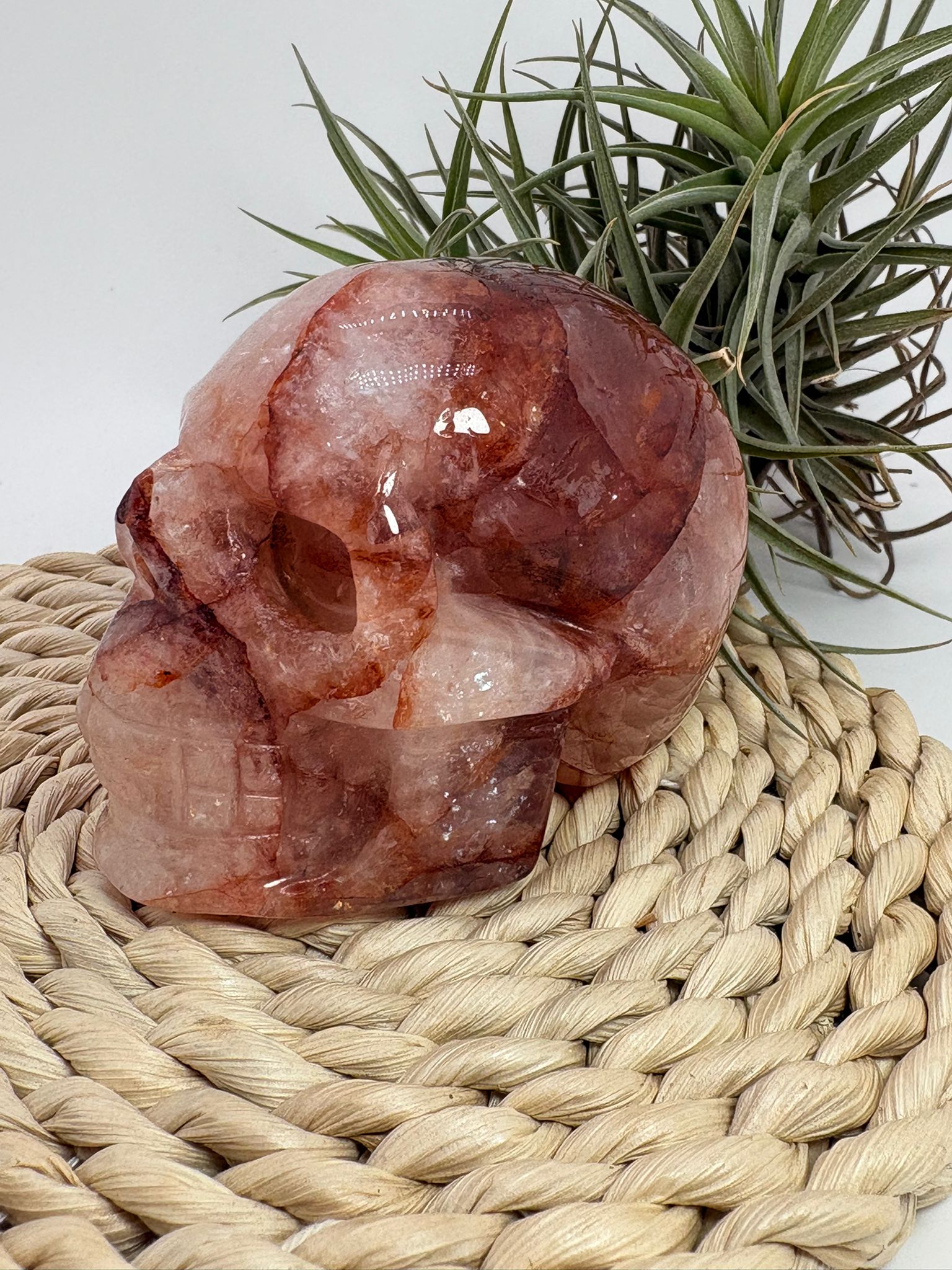 Calavera de cuarzo fuego natural con inclusiones de hematite y hierro. Pieza única de gran belleza y energía.