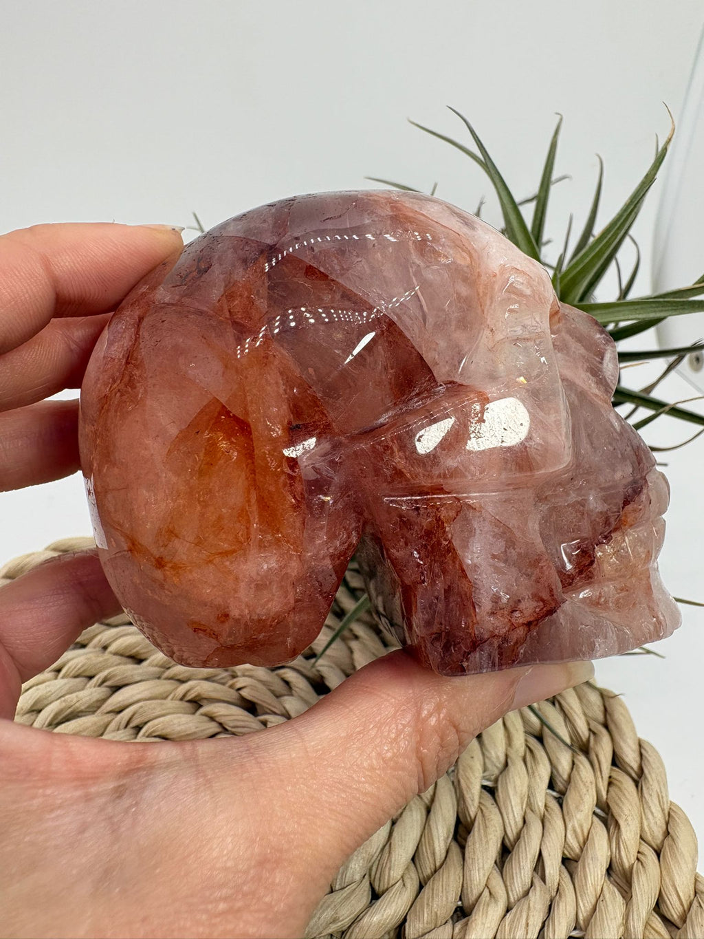 Calavera de cuarzo fuego natural con inclusiones de hematite y hierro. Pieza única de gran belleza y energía.