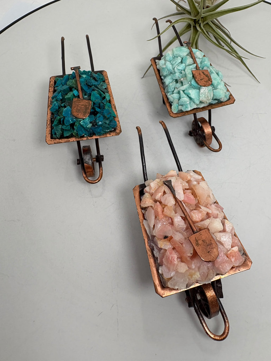 Carretilla de minero con amazonita, ópalo rosa de Perú o apatito. Escoge tu mineral favorito y añade un detalle especial a tu colección.