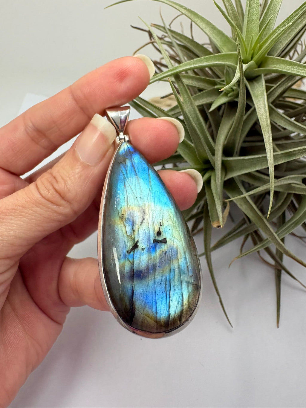 Colgante de labradorita en plata de ley con reflejos iridiscentes. Piedra natural única con tonos azules y verdes. Joya elegante y con carácter.Piedra espiritual de cambio y evolución.