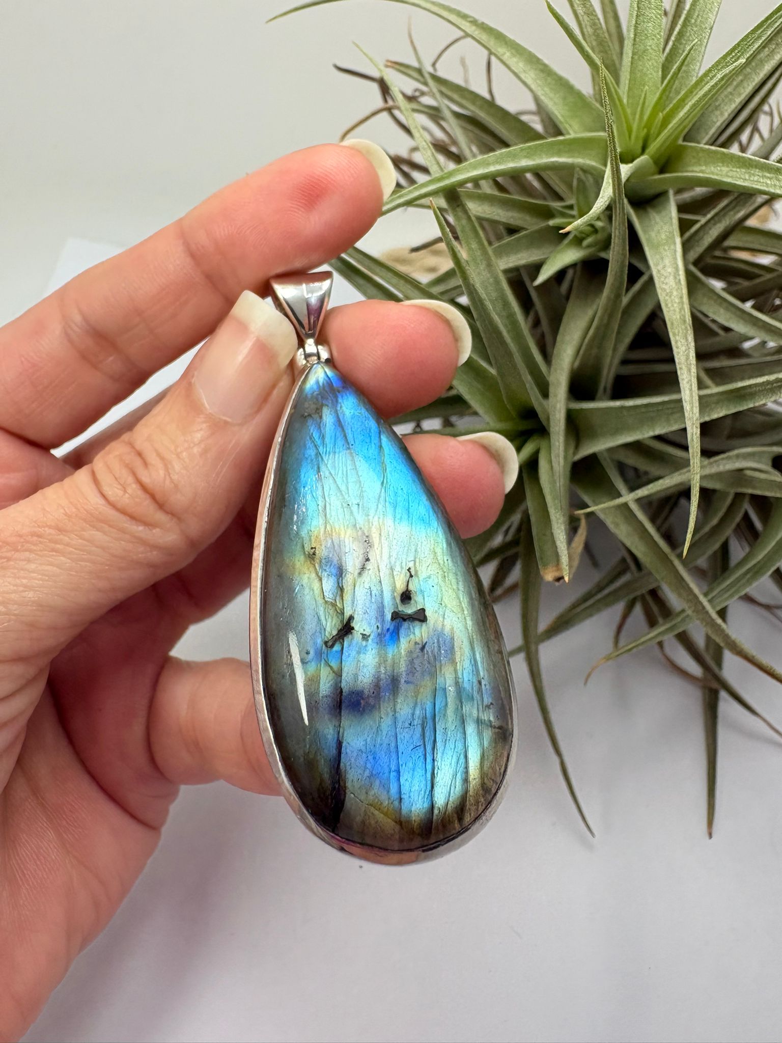 Colgante de labradorita en plata de ley con reflejos iridiscentes. Piedra natural única con tonos azules y verdes. Joya elegante y con carácter.Piedra espiritual de cambio y evolución.
