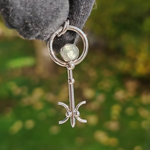 Colgante llave de prehnita en plata de ley artesanal. Piedra de calma e intuición que abre caminos y aporta equilibrio. Joya espiritual única.