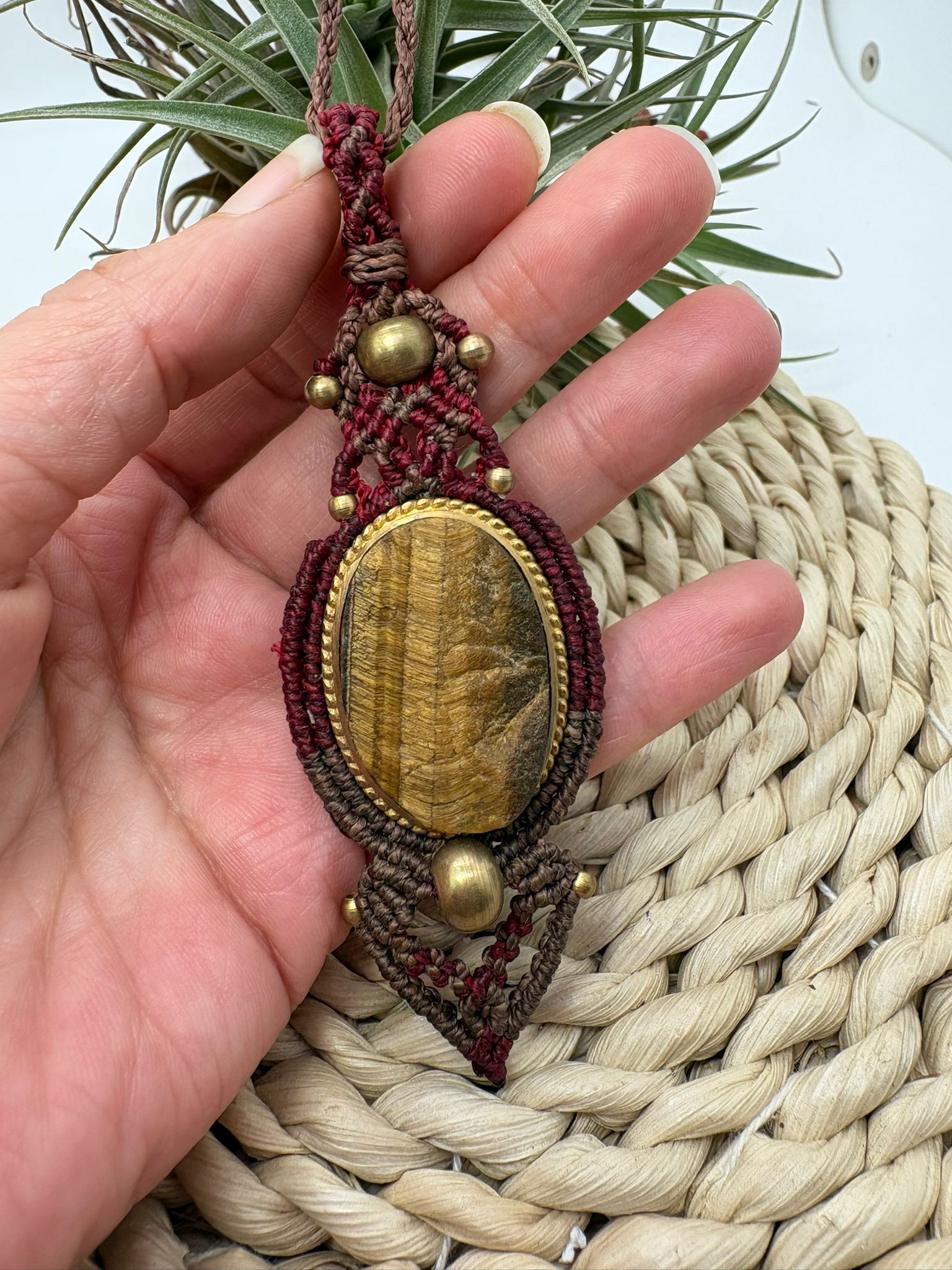 Colgante macramé ojo de tigre natural, con abalorios de latón.