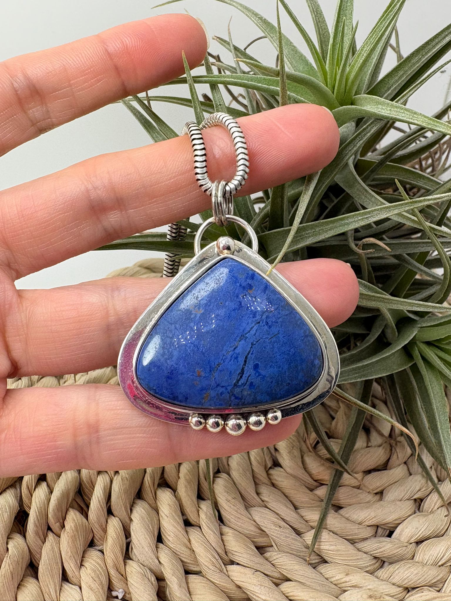 Colgante de dumortierita natural azul en plata de ley. Joya artesanal única con piedra natural, tamaño 4 x 3,6 cm.