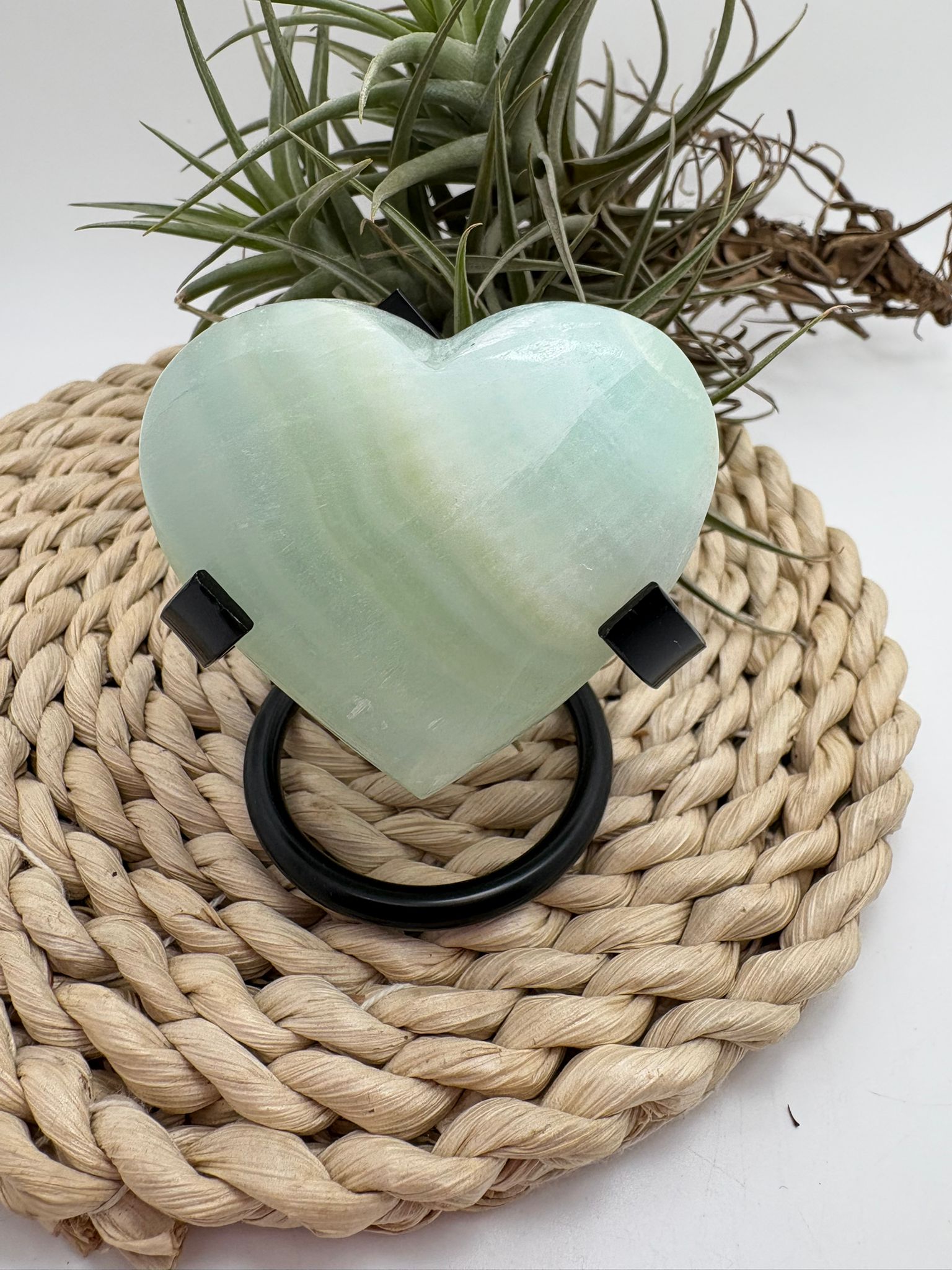 Corazón de calcita pistacho natural con energía suave y renovadora. Ideal para aportar calma, armonía y equilibrio emocional en tu día a día.
