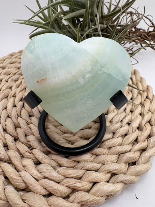 Corazón de calcita pistacho natural con energía suave y renovadora. Ideal para aportar calma, armonía y equilibrio emocional en tu día a día.
