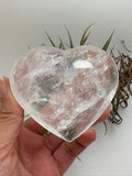 Corazón de cuarzo cristal transparente con preciosos reflejos arcoíris naturales en su interior. Una pieza pulida llena de luz y energía, ideal para decorar, meditar o trabajar la claridad mental y la armonía energética.
