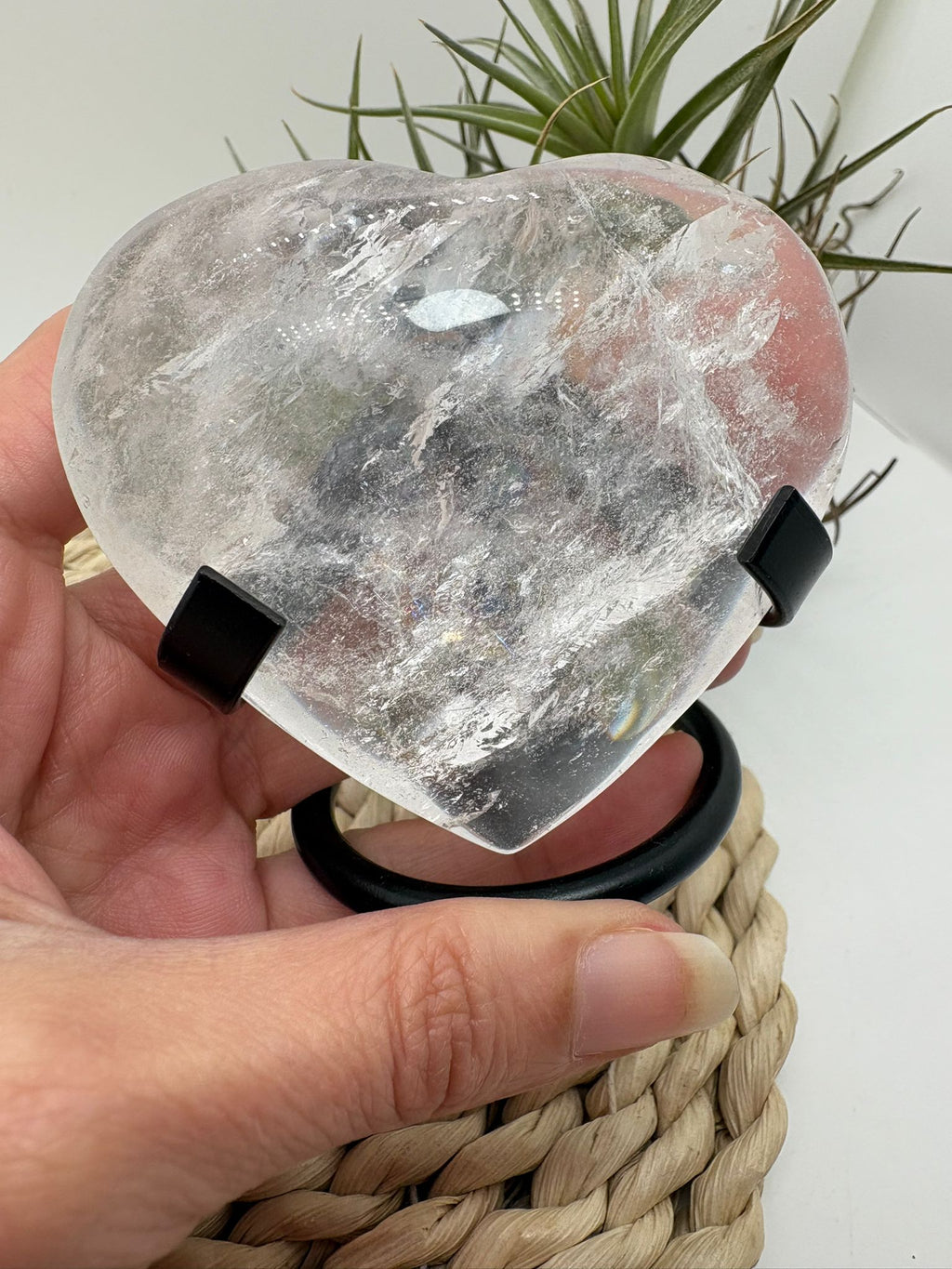 Corazón de cuarzo cristal transparente con preciosos reflejos arcoíris naturales en su interior. Una pieza pulida llena de luz y energía, ideal para decorar, meditar o trabajar la claridad mental y la armonía energética.