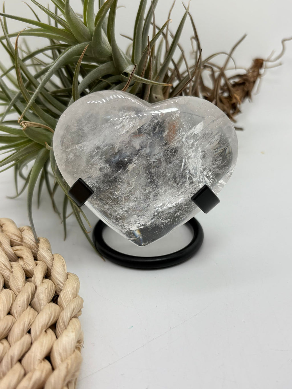 Corazón de cuarzo cristal transparente con preciosos reflejos arcoíris naturales en su interior. Una pieza pulida llena de luz y energía, ideal para decorar, meditar o trabajar la claridad mental y la armonía energética.
