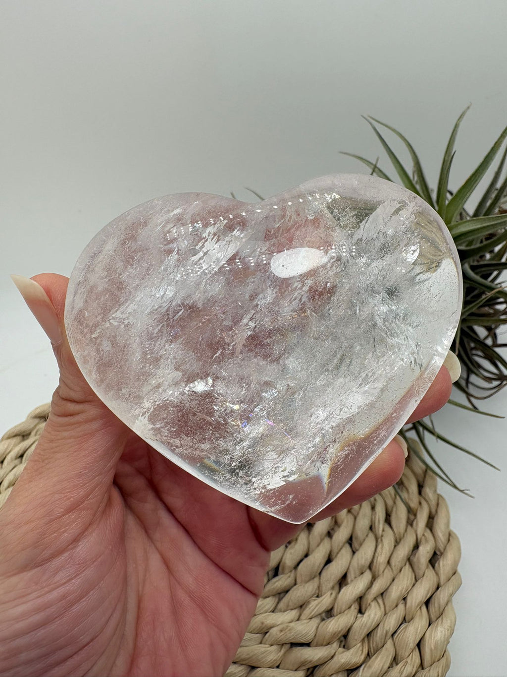Corazón de cuarzo cristal transparente con preciosos reflejos arcoíris naturales en su interior. Una pieza pulida llena de luz y energía, ideal para decorar, meditar o trabajar la claridad mental y la armonía energética.