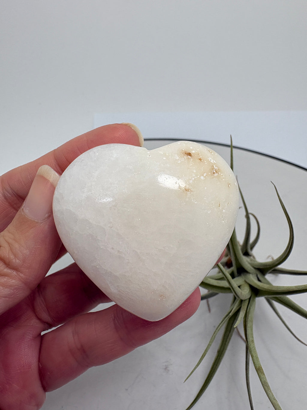 Corazón de escolecita natural pulida, una pieza de energía suave y elevada que recuerda a unas delicadas alas de ángel.

Ideal para espacios de calma, meditación y conexión espiritual y angelical.