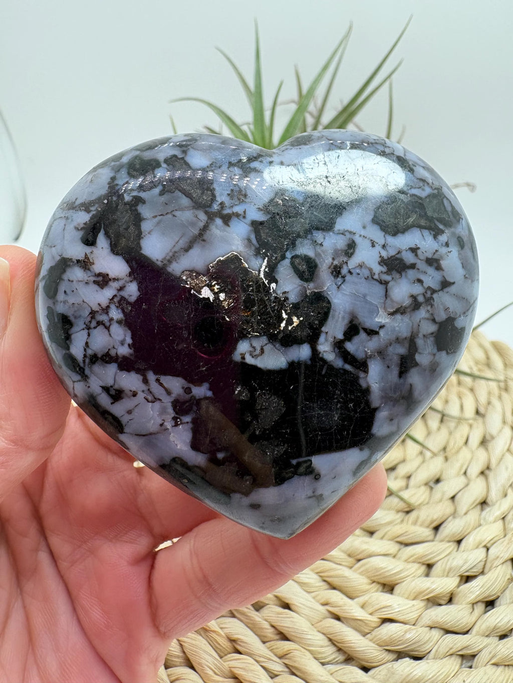Corazón de mineral gabro o llamado merlinita mística. pulido natural.