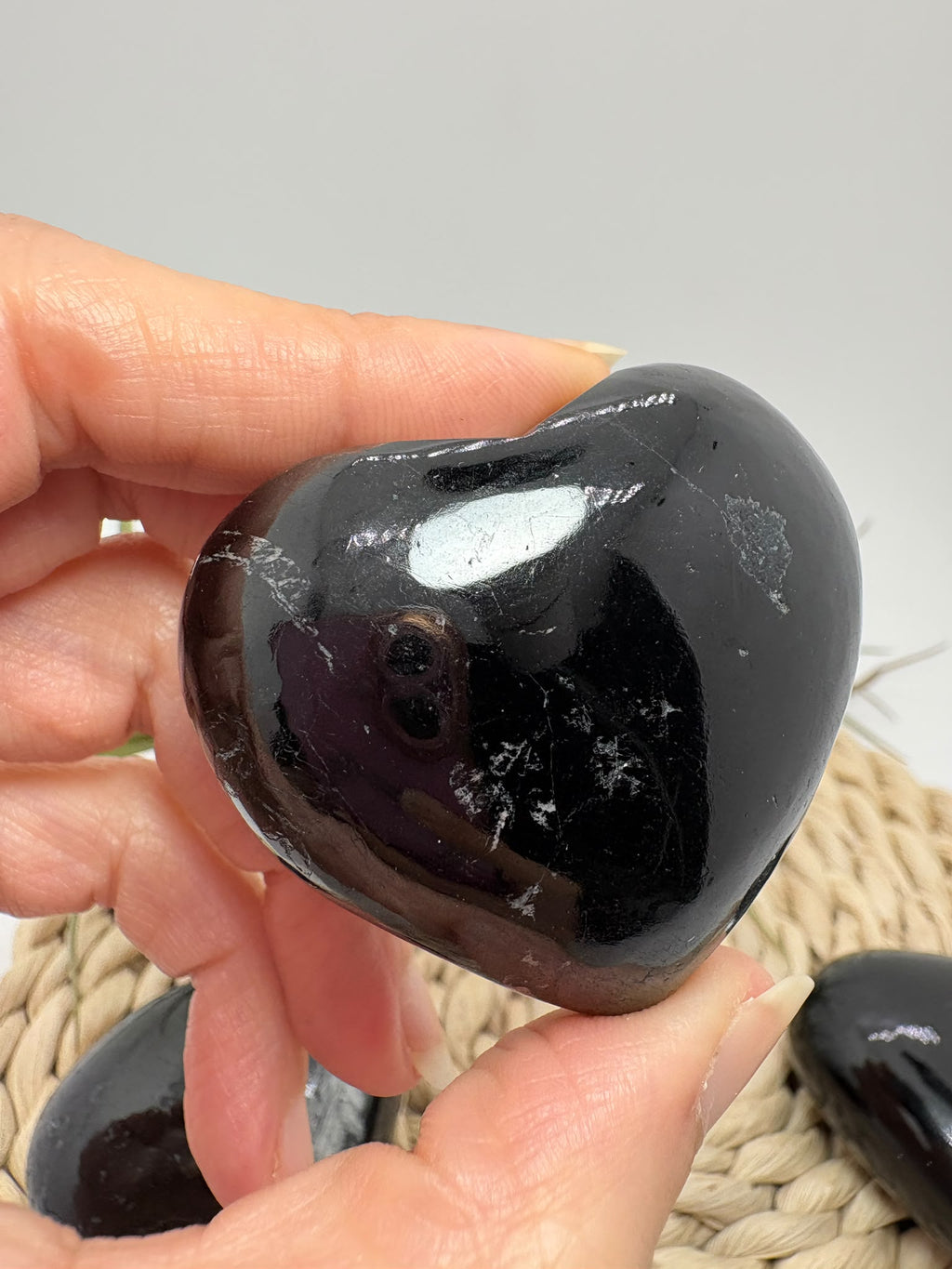 Corazón de turmalina negra pulida, escogido uno a uno. Una pieza especial para regalar, decorar o acompañarte en tus momentos de calma.