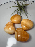 corazón de calcita amarilla natural ideal para energía positiva, decoración y equilibrio del chakra plexo solar pieza única