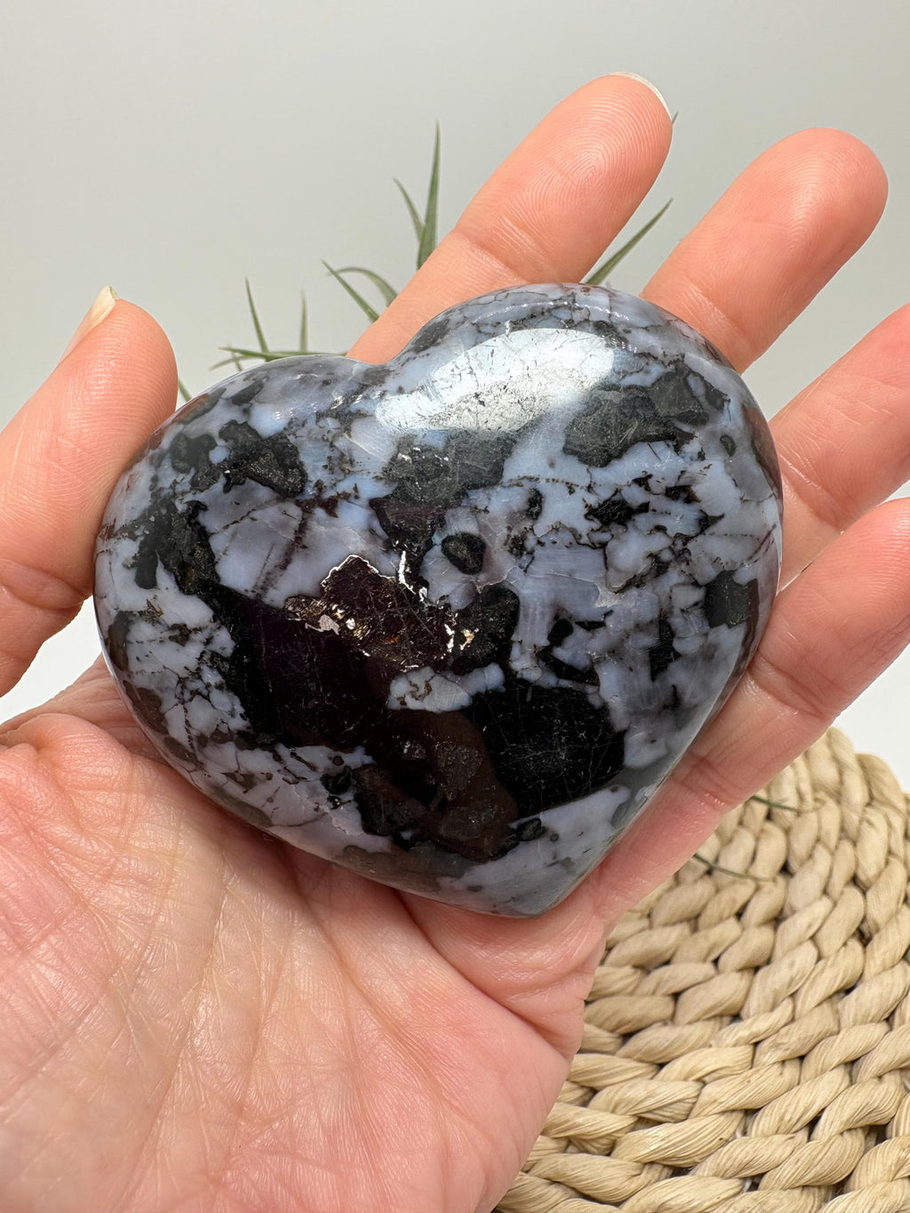 Corazón de mineral gabro o llamado merlinita mística. pulido natural.