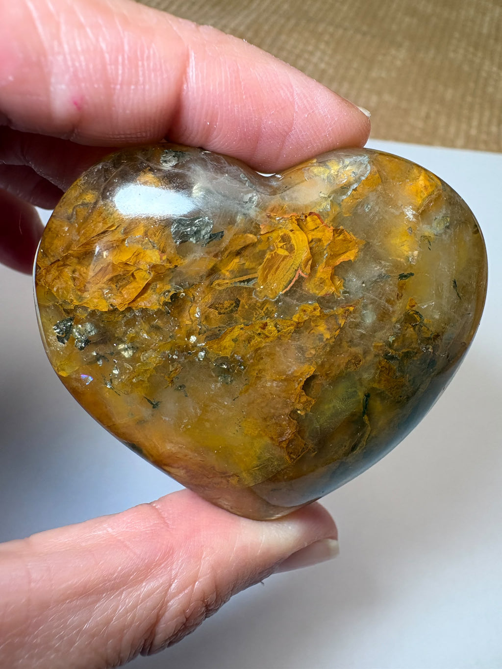 Corazón de cuarzo hematoide de gran transparencia, con preciosas inclusiones rojizas y doradas. Pieza única en La Hada de las Piedras.
