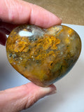 Corazón de cuarzo hematoide de gran transparencia, con preciosas inclusiones rojizas y doradas. Pieza única en La Hada de las Piedras.