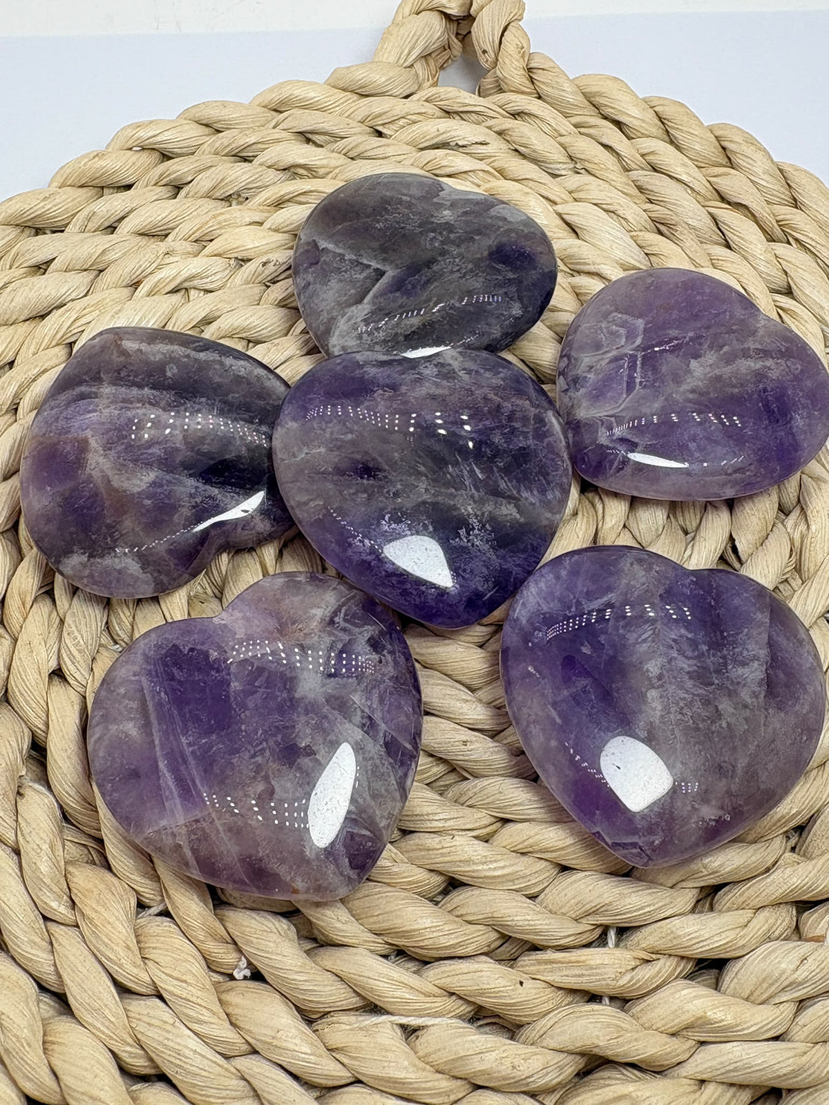 Conjunto de corazones de amatista planos con acabado pulido y vetas naturales
