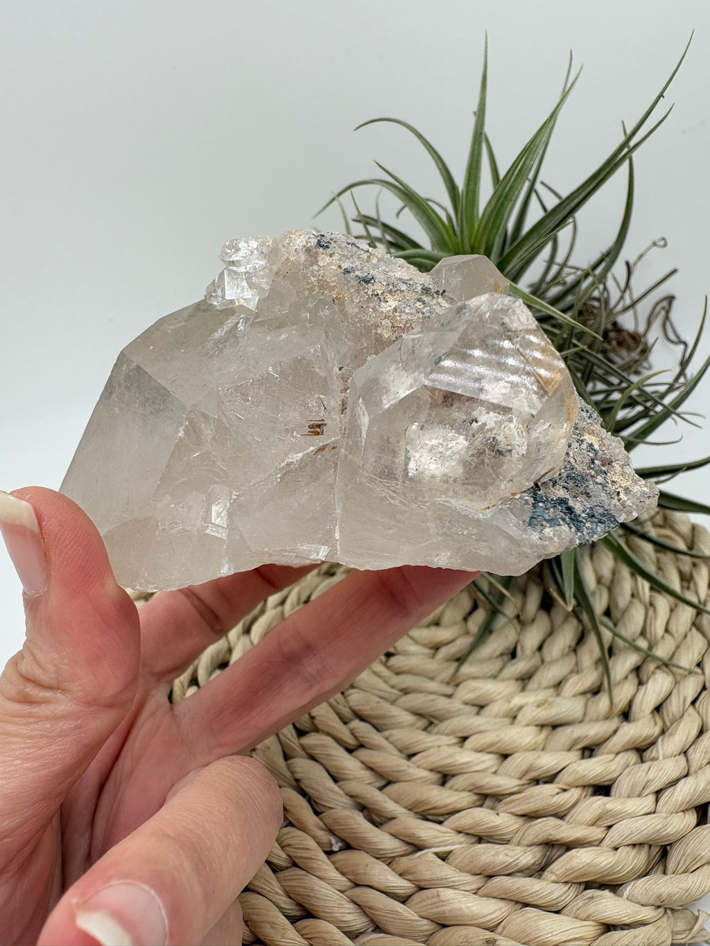 Cuarzo chamánico con inclusiones tipo jardín en su interior. Pieza única con energía profunda, ideal para conexión espiritual y meditación.