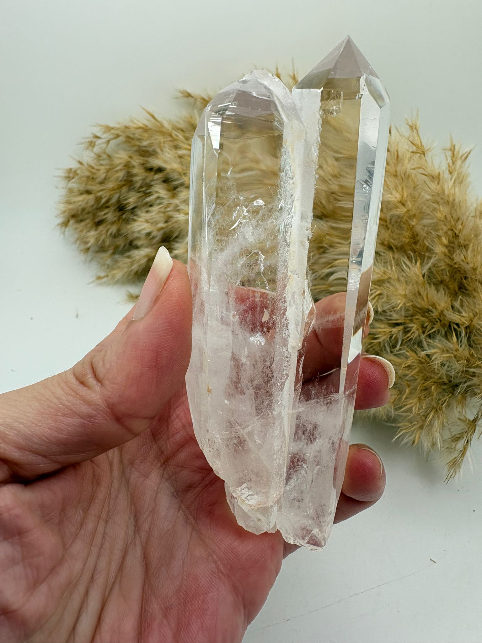 Cuarzo cristal natural pulido con zonas en bruto y arcoíris interno