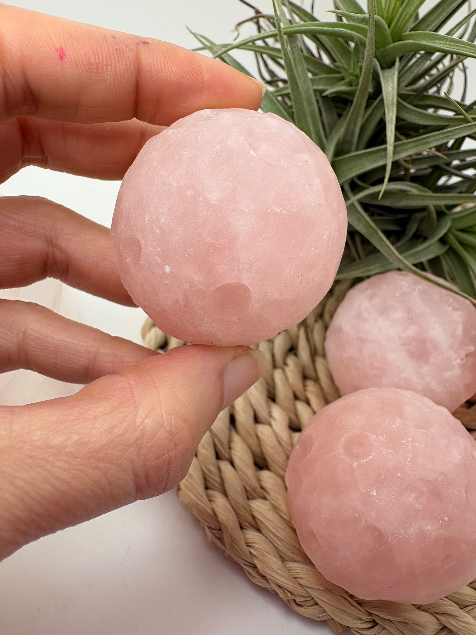 Luna llena de cuarzo rosa natural de 4 cm y 80 gr aprox. Pieza tallada con efecto cráteres lunares, ideal para amor propio, calma y decoración espiritual.