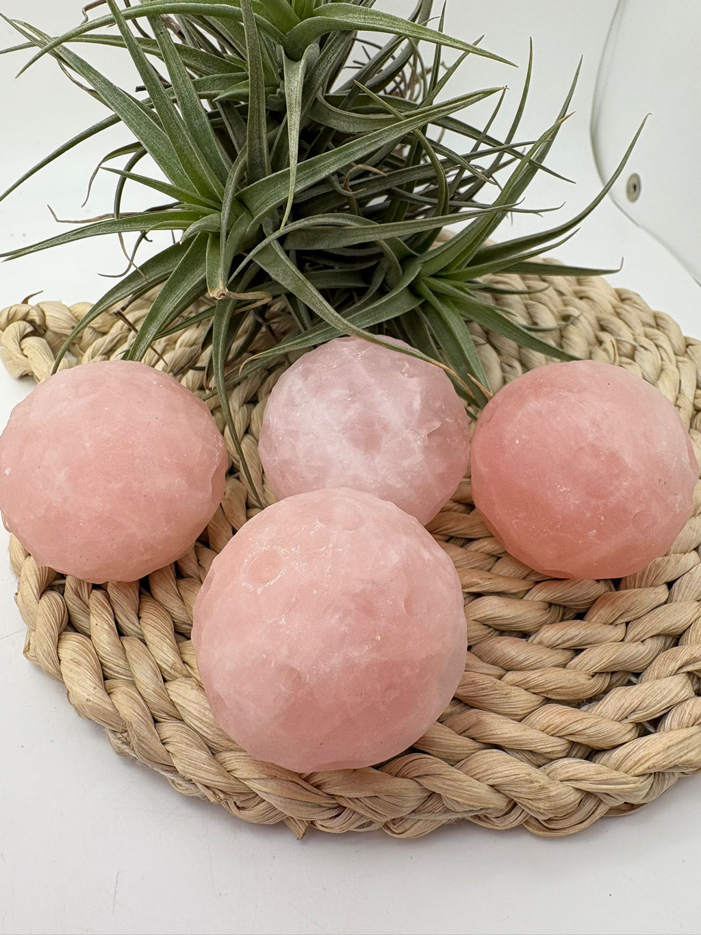 Luna llena de cuarzo rosa natural de 4 cm y 80 gr aprox. Pieza tallada con efecto cráteres lunares, ideal para amor propio, calma y decoración espiritual.