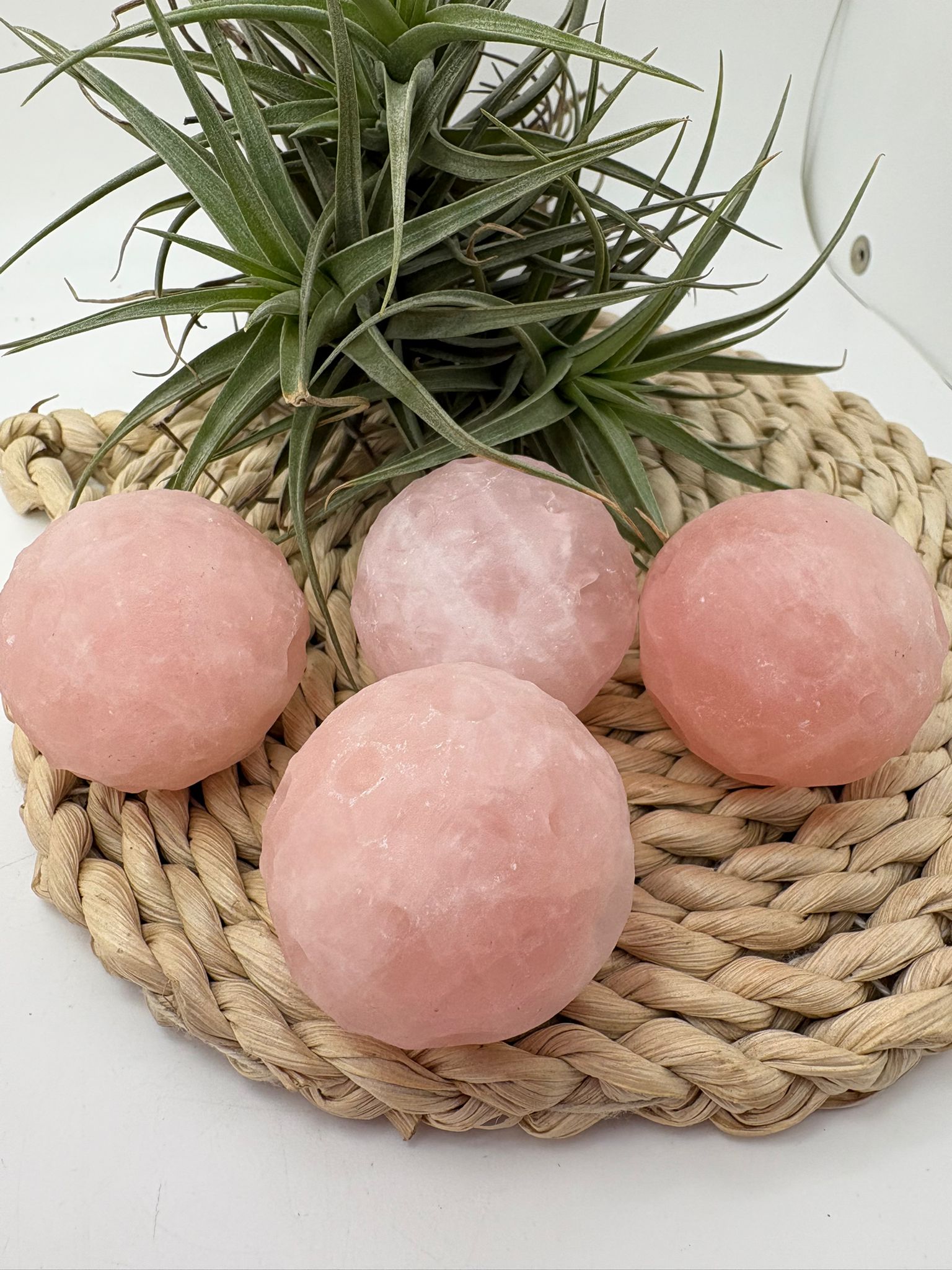 Luna llena de cuarzo rosa natural de 4 cm y 80 gr aprox. Pieza tallada con efecto cráteres lunares, ideal para amor propio, calma y decoración espiritual.