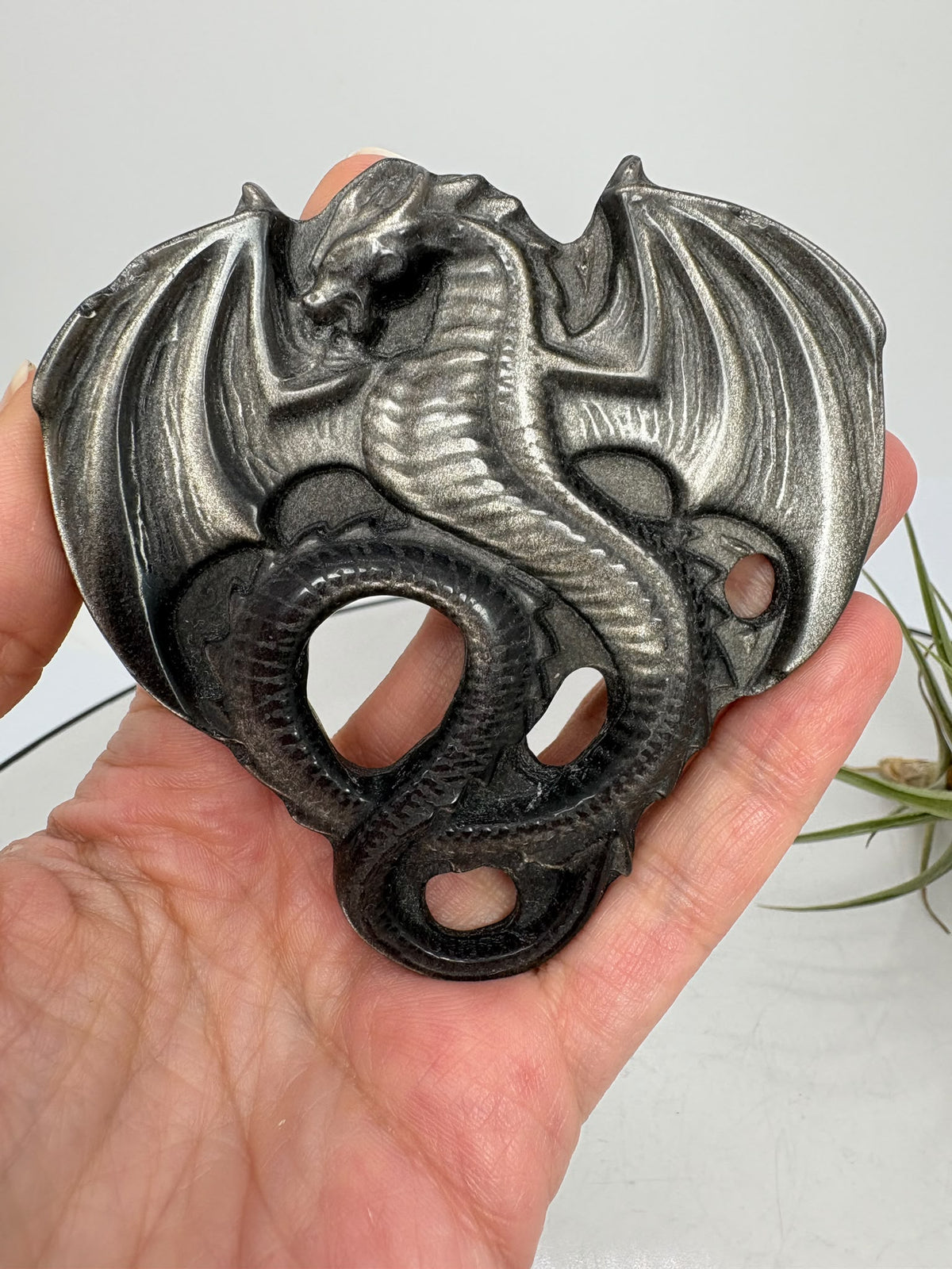 Dragón de obsidiana plateada tallado a mano de 7,9 cm, con alas desplegadas y bellos reflejos. Una pieza especial para coleccionar, decorar o regalar.