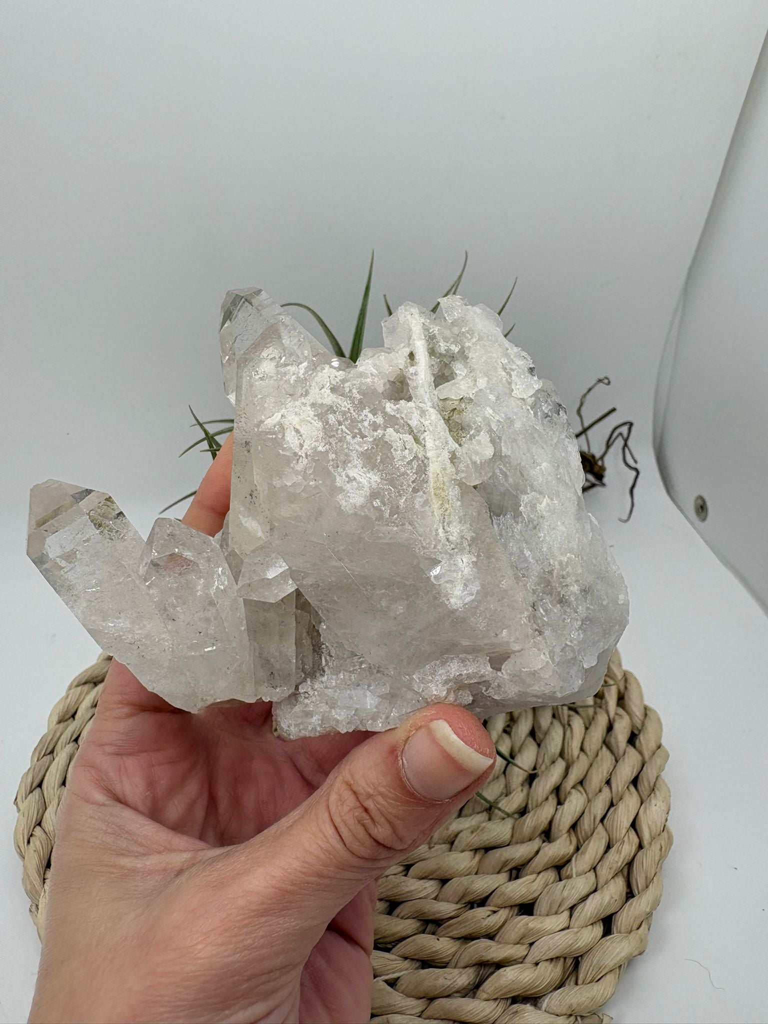 Cuarzo natural en bruto, pieza única con energía pura. Ideal para meditación, decoración y equilibrio energético. Descubre su belleza natural.
