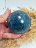 Esfera de apatito azul de 5,3 cm. Mineral asociado a la claridad mental, la comunicación y la expansión de la energía personal. Ideal para acompañarte en tu crecimiento interior.