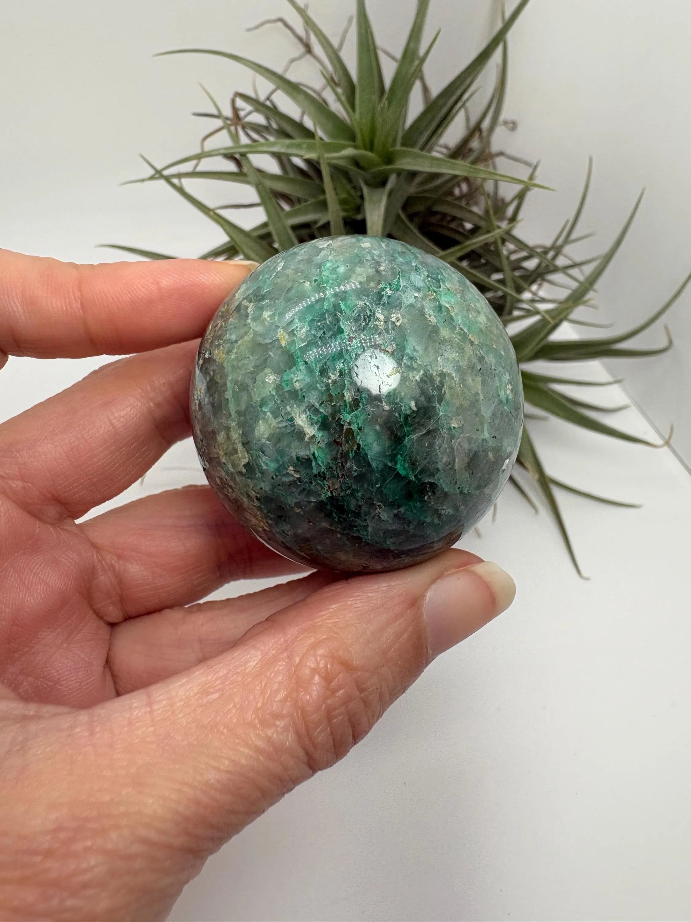 Esfera pequeña de crisocola natural de Perú. con bonitos tonos verdes. 