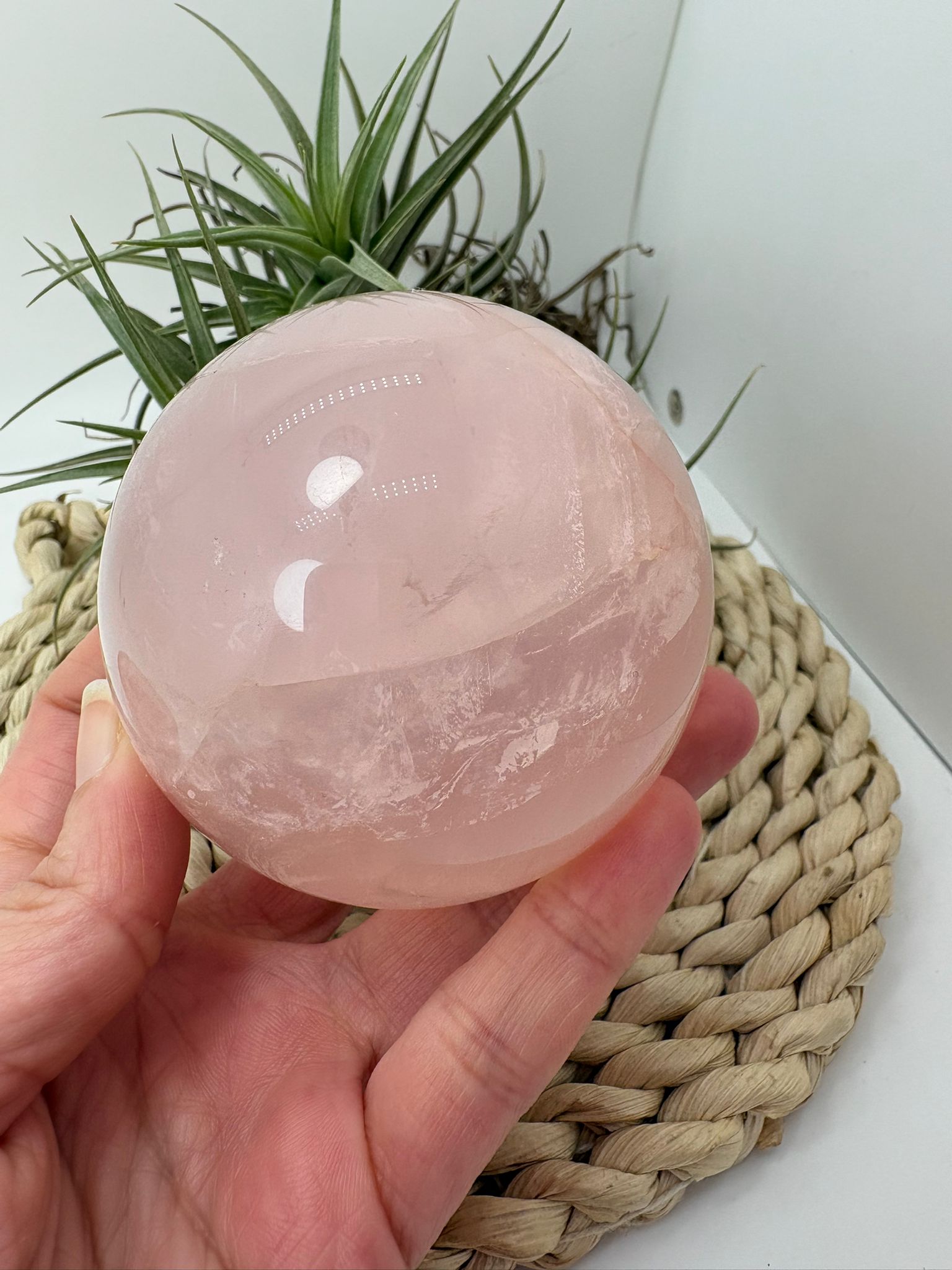 Esfera de cuarzo rosa natural de gran transparencia, con inclusiones de hierro. ideal para terapias de sanación, chakra corazón, amor y amor propio.