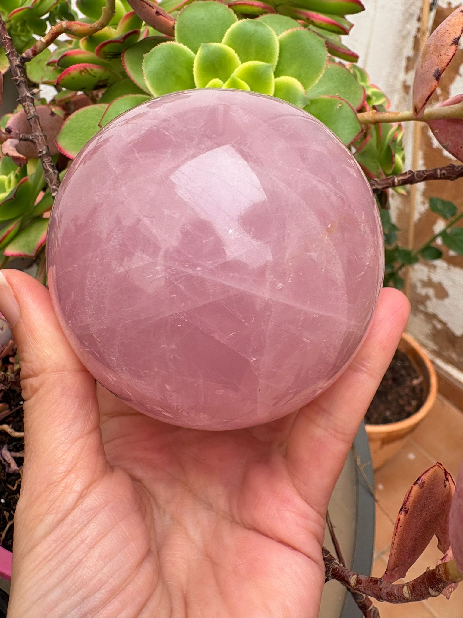 Esfera de cuarzo rosa de alta calidad y color intenso. Energía de amor, calma y sanación emocional para armonizar tu espacio y tu interior.