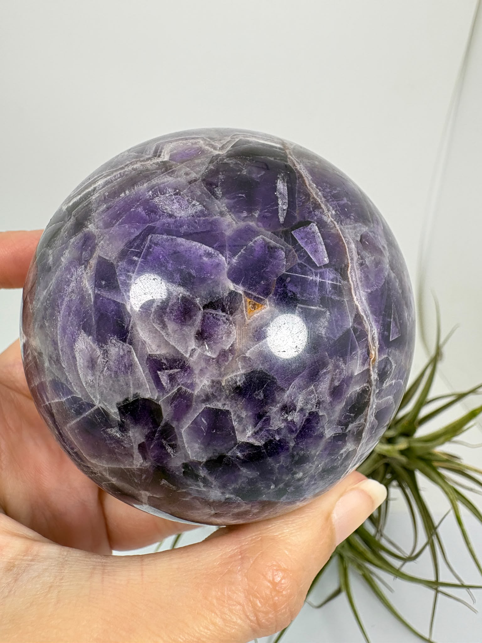 Esfera de amatista africana natural de 6,9 cm. Pieza única de intensos tonos violetas, ideal para colección, decoración, meditación y armonización de espacios. La base no está incluida.