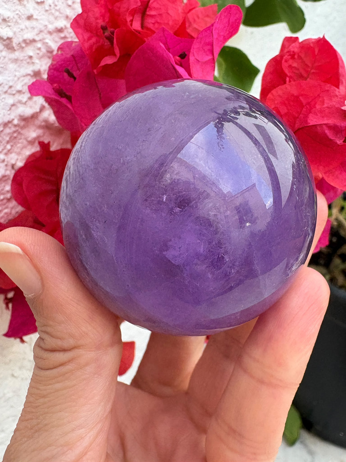 Esfera de amatista lila con zona ahumada y acabado pulido. Una pieza única para decorar o acompañar tu meditación en La Hada de las Piedras.