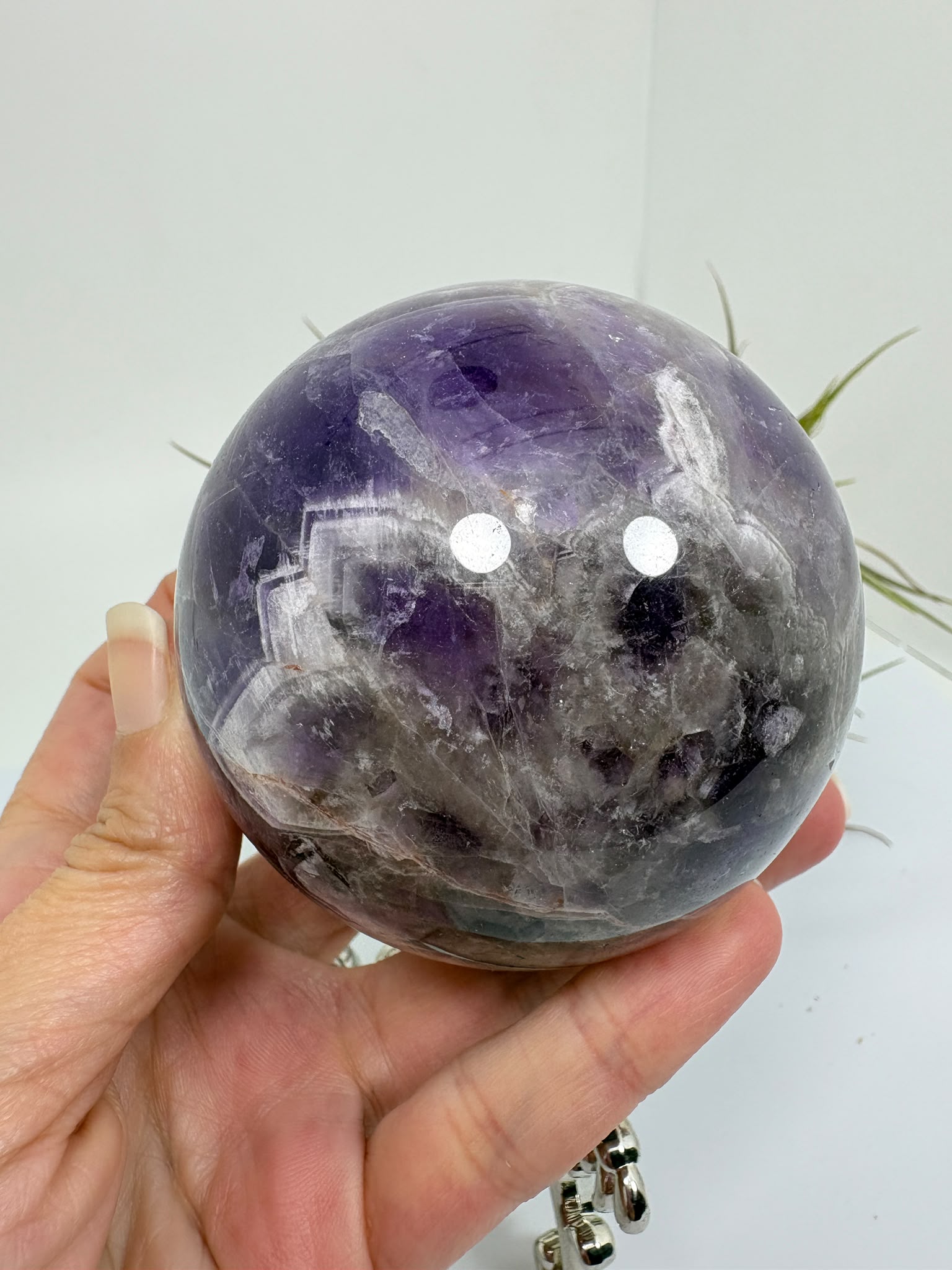 Esfera de amatista africana natural de 6,9 cm. Pieza única de intensos tonos violetas, ideal para colección, decoración, meditación y armonización de espacios. La base no está incluida.