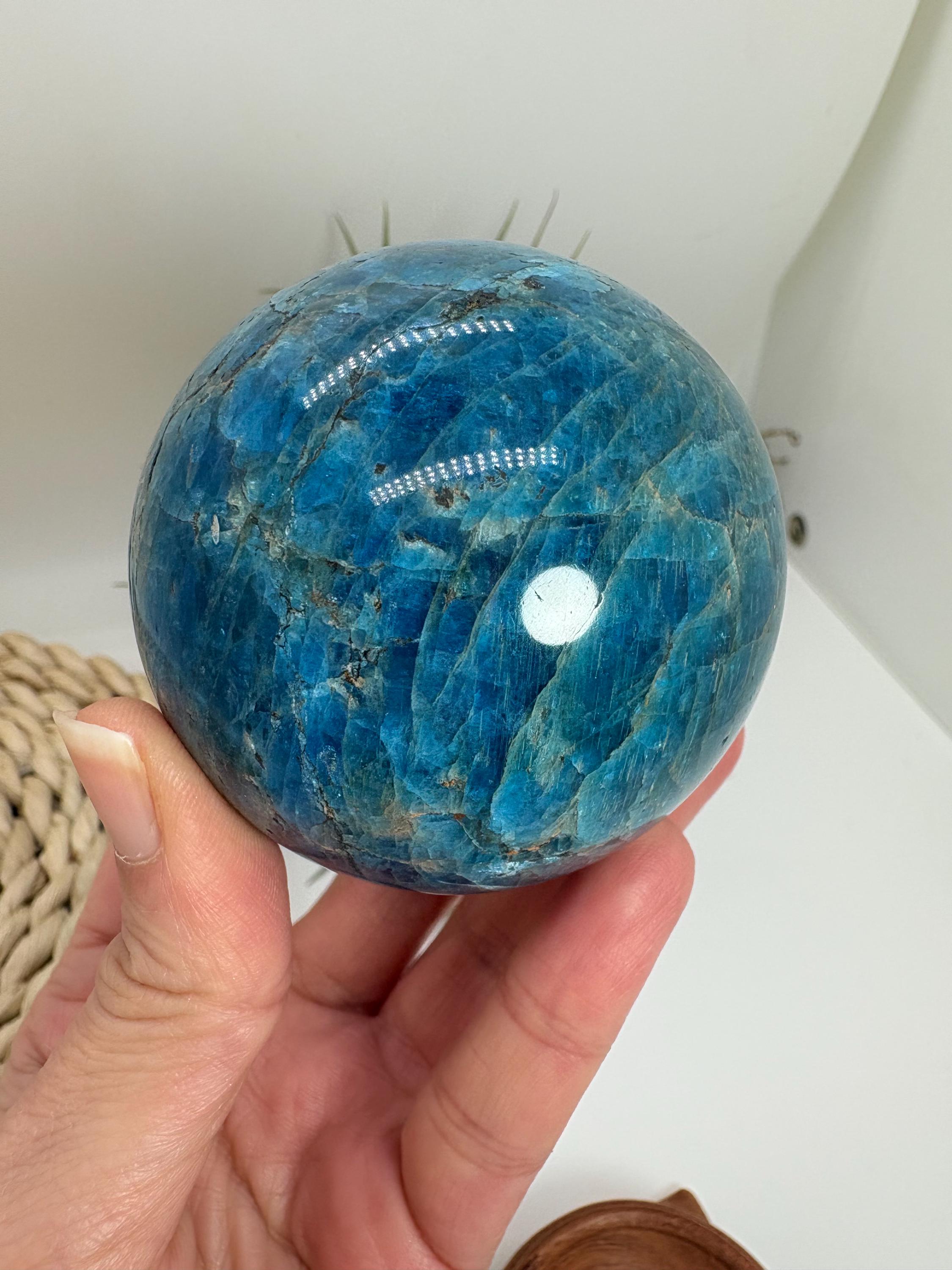 Esfera de apatito azul natural, de gran calidad y color. Ideal para colección y terapias de meditación sanación. color azul intenso con brillos.