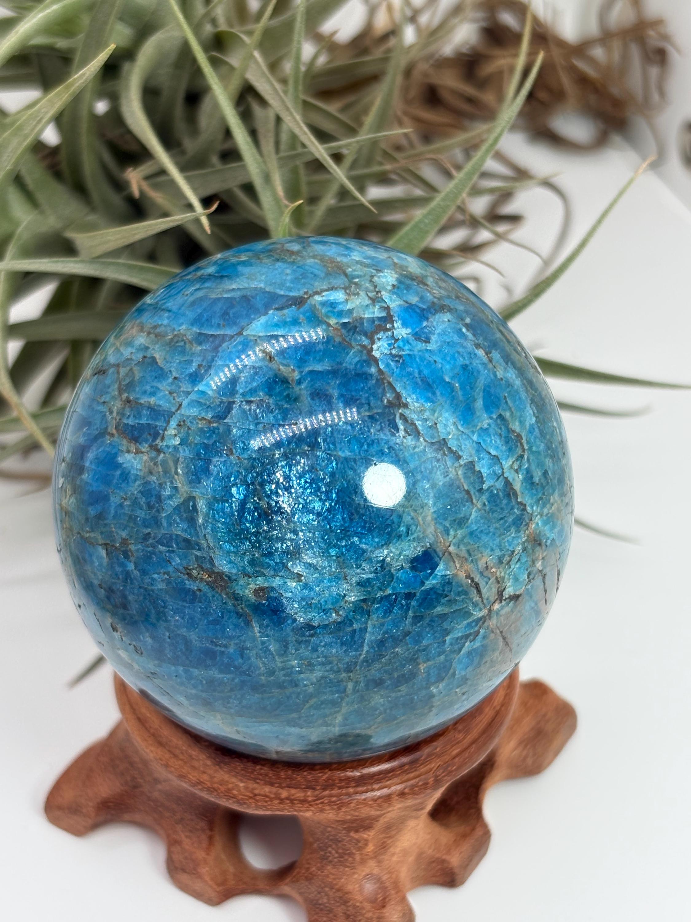 Esfera de apatito azul natural, de gran calidad y color. Ideal para colección y terapias de meditación sanación. color azul intenso con brillos.