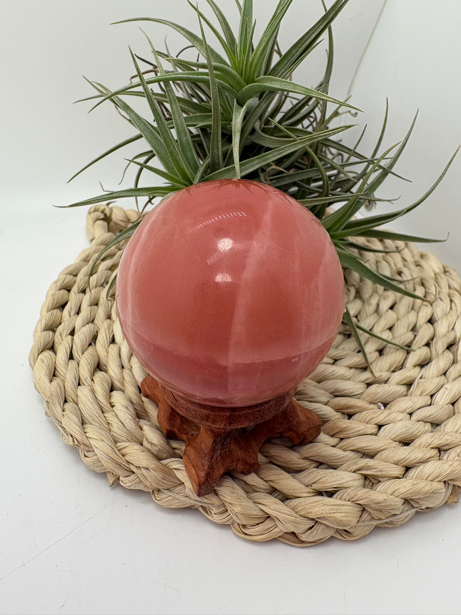 Esfera de calcita rosa natural procedente de Pakistán, pulida con acabado suave y brillo sedoso que resalta sus delicadas vetas en tonos rosados.

La calcita rosa es una piedra profundamente vinculada al chakra corazón, conocida por su energía calmante y amorosa. Ayuda a sanar emociones, aportar paz interior y fomentar el amor propio.