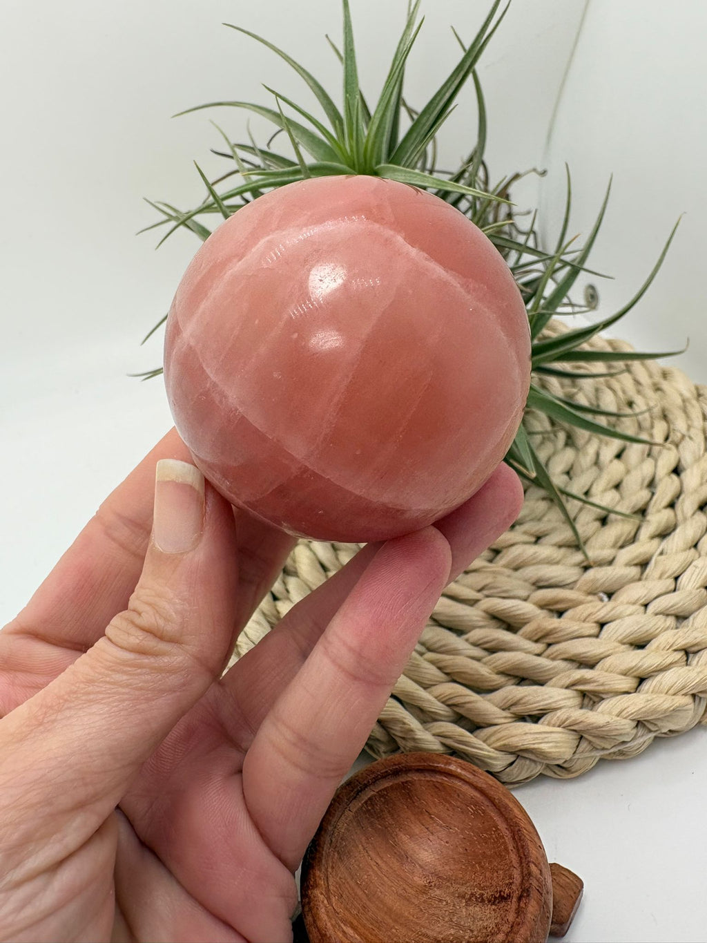 Esfera de calcita rosa natural procedente de Pakistán, pulida con acabado suave y brillo sedoso que resalta sus delicadas vetas en tonos rosados.

La calcita rosa es una piedra profundamente vinculada al chakra corazón, conocida por su energía calmante y amorosa. Ayuda a sanar emociones, aportar paz interior y fomentar el amor propio.