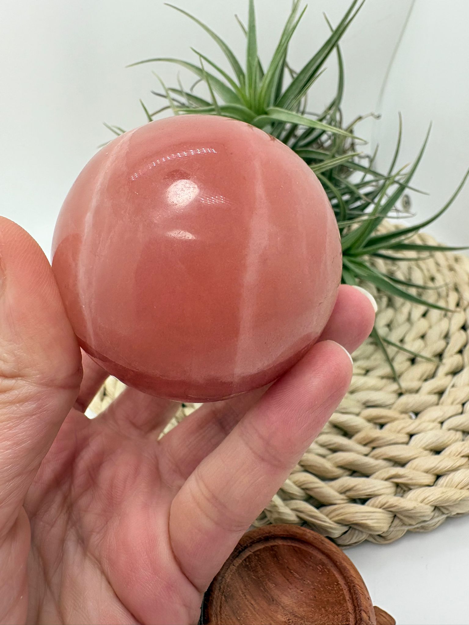 Esfera de calcita rosa natural procedente de Pakistán, pulida con acabado suave y brillo sedoso que resalta sus delicadas vetas en tonos rosados.

La calcita rosa es una piedra profundamente vinculada al chakra corazón, conocida por su energía calmante y amorosa. Ayuda a sanar emociones, aportar paz interior y fomentar el amor propio.
