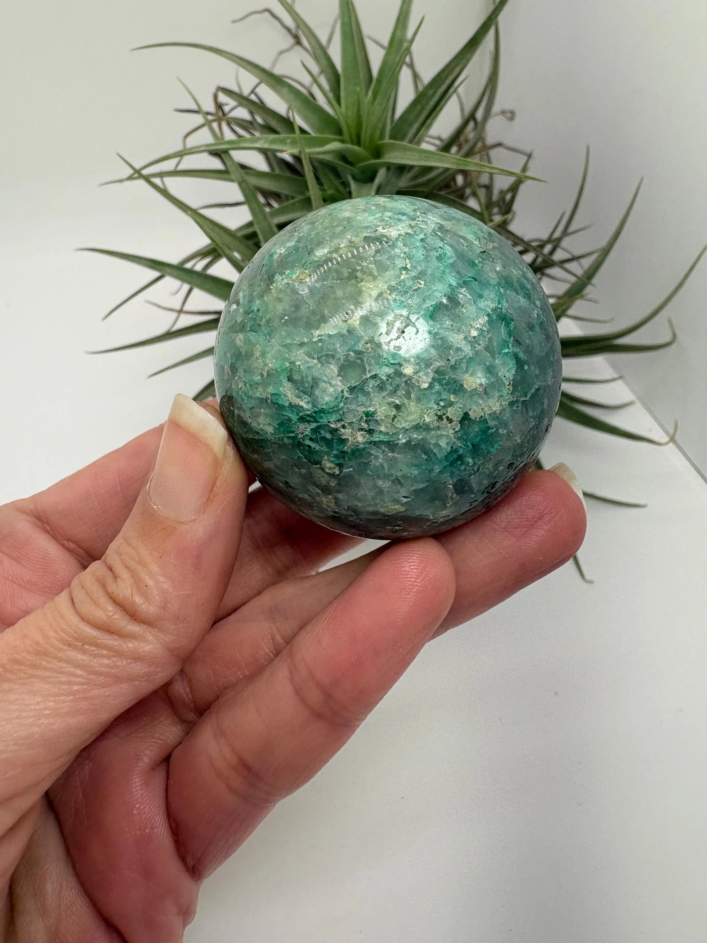 Esfera pequeña de crisocola natural de Perú. con bonitos tonos verdes. 