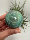 Esfera pequeña de crisocola natural de Perú. con bonitos tonos verdes. 