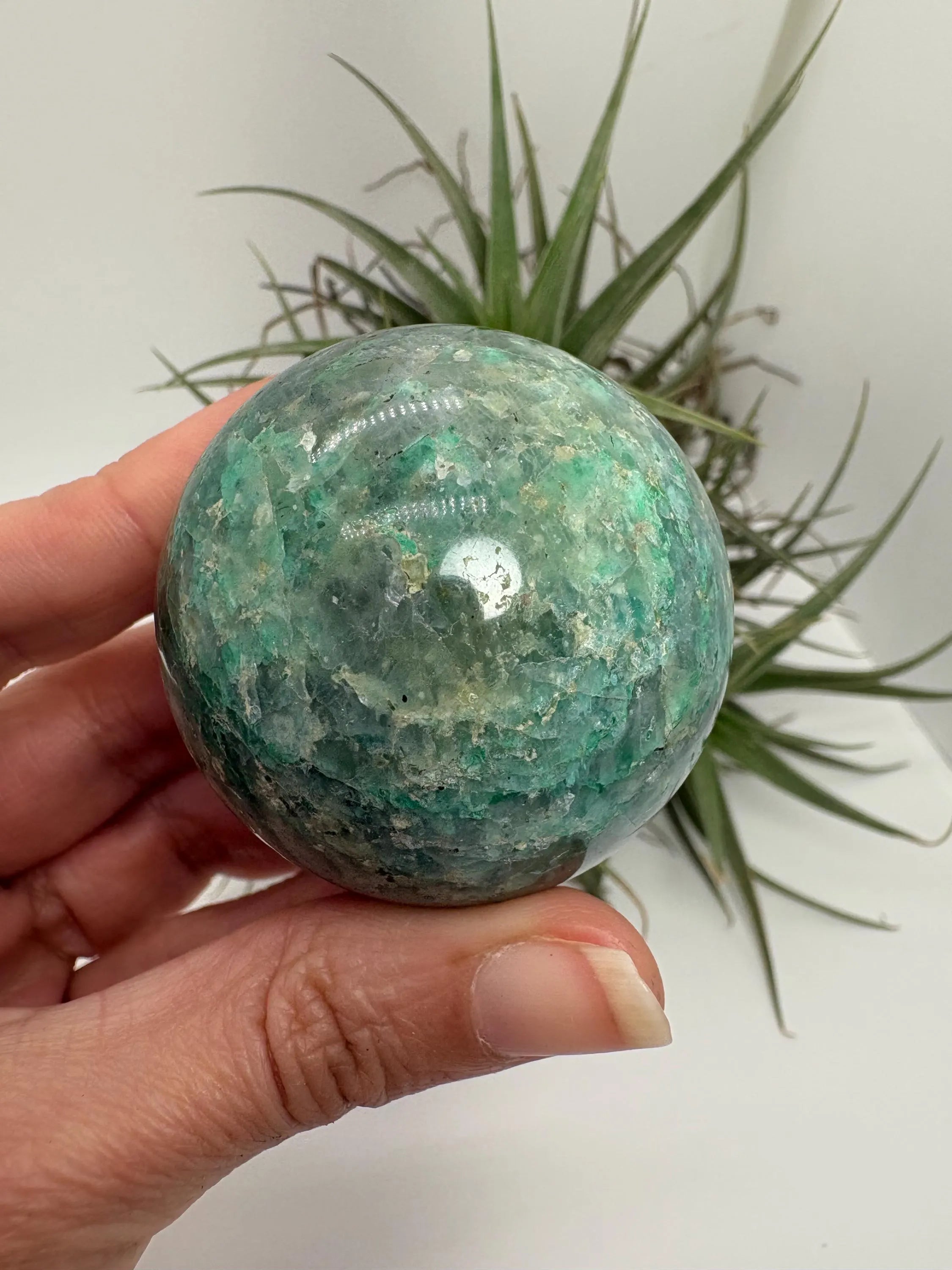 Esfera pequeña de crisocola natural de Perú. con bonitos tonos verdes. 
