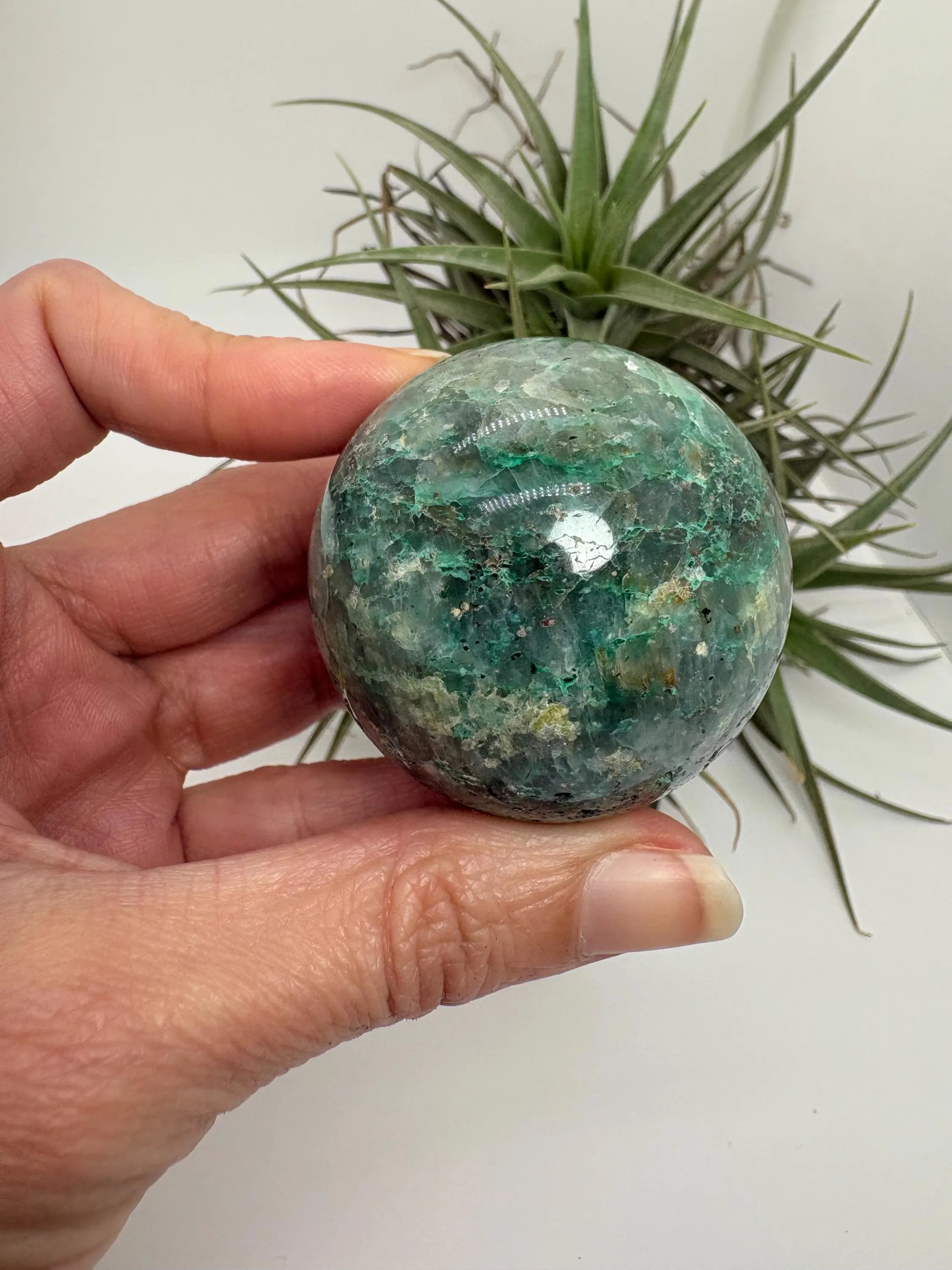 Esfera pequeña de crisocola natural de Perú. con bonitos tonos verdes. 