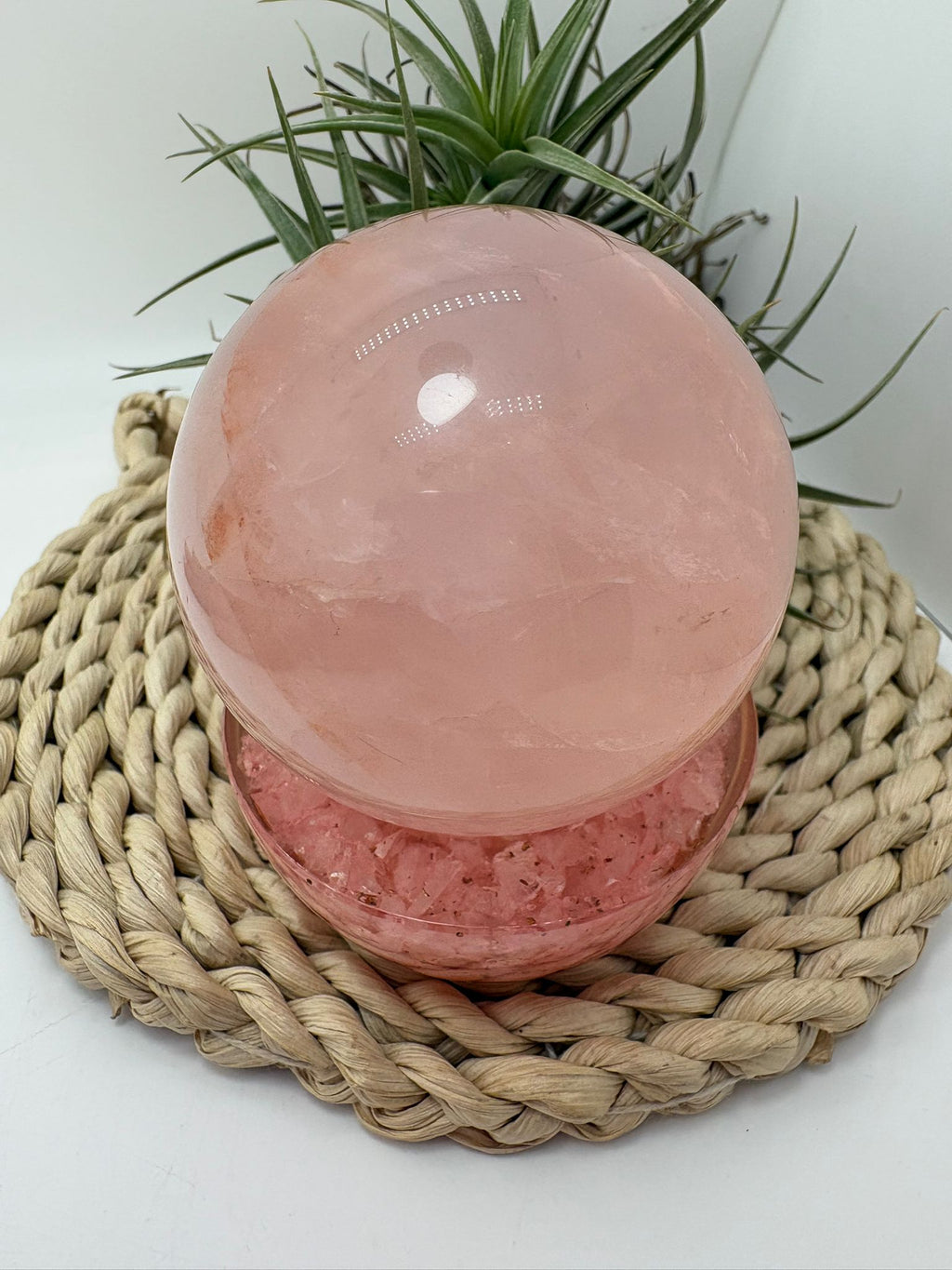 Esfera de cuarzo rosa natural de gran transparencia, con inclusiones de hierro. ideal para terapias de sanación, chakra corazón, amor y amor propio.