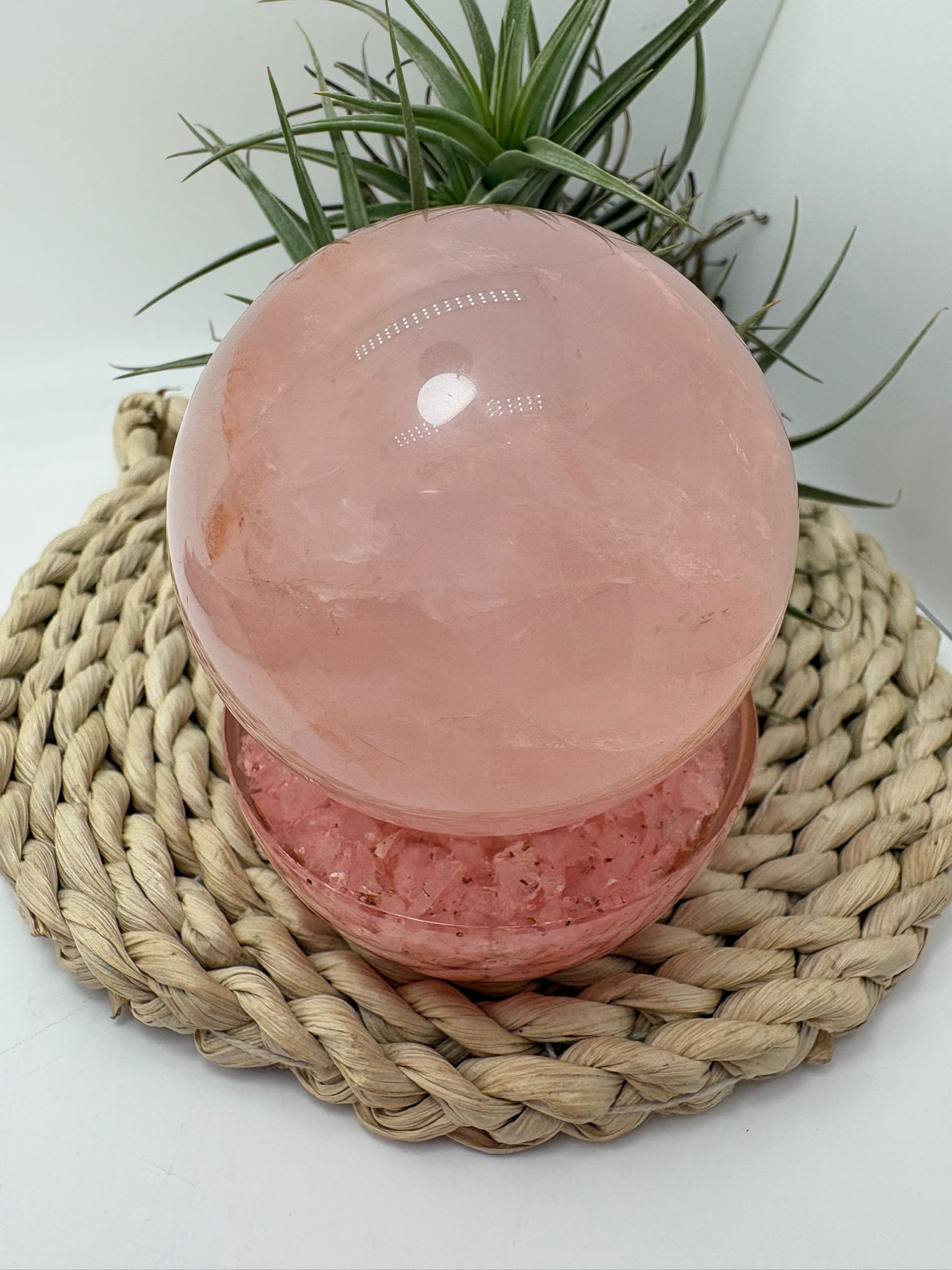 Esfera de cuarzo rosa natural de gran transparencia, con inclusiones de hierro. ideal para terapias de sanación, chakra corazón, amor y amor propio.