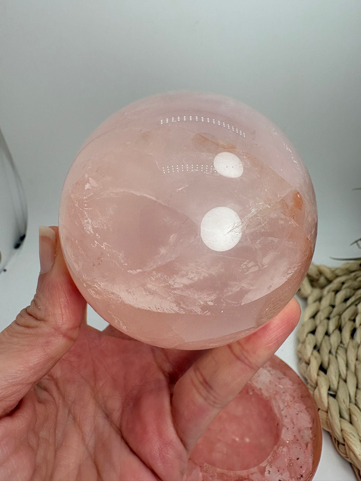 Esfera de cuarzo rosa natural de gran transparencia, con inclusiones de hierro. ideal para terapias de sanación, chakra corazón, amor y amor propio.