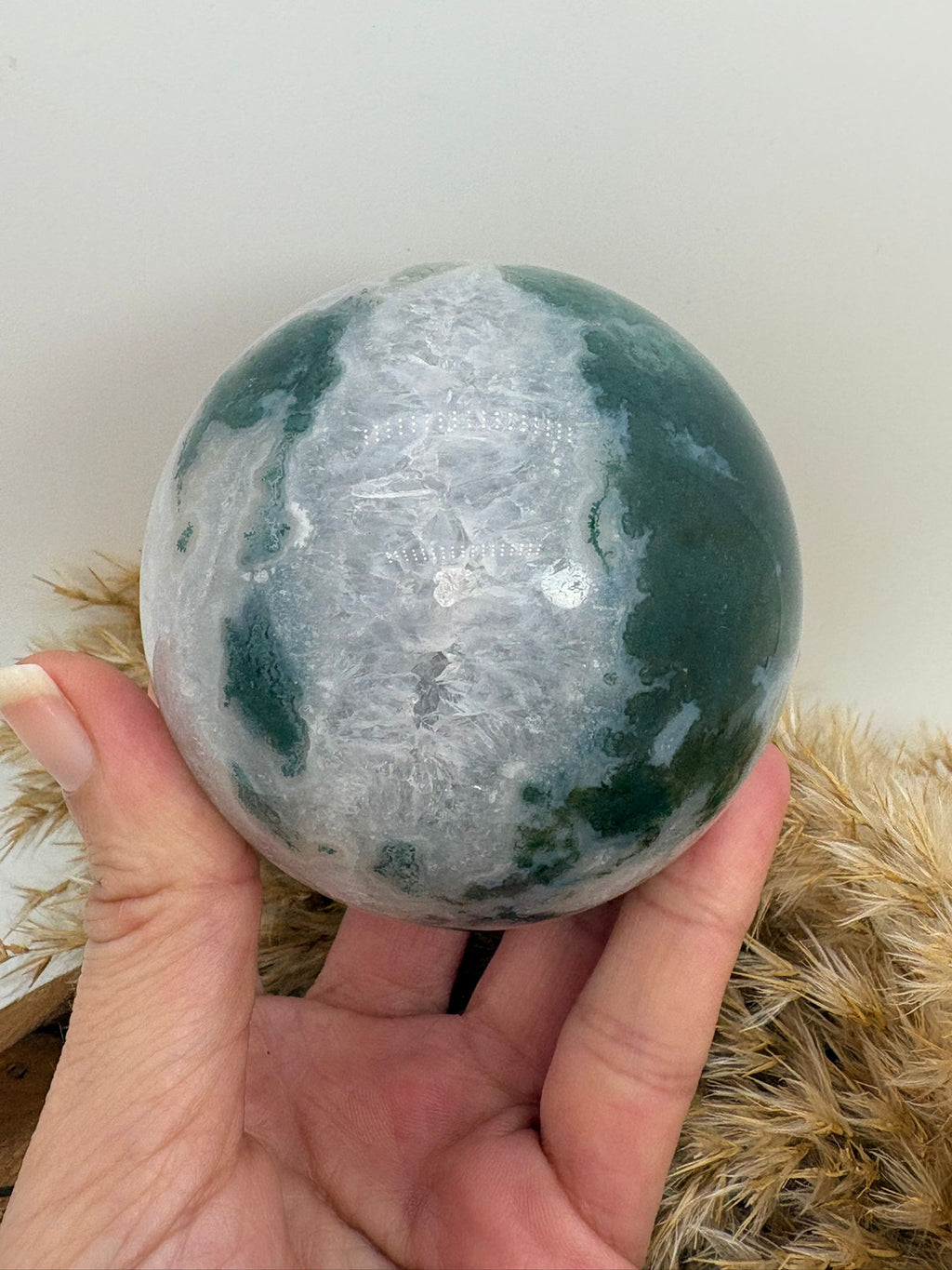 Esfera de ágata musgo natural de 6,8 cm y 440 gr. Pieza única con preciosos tonos verdes y blancos, ideal para decoración, equilibrio y conexión con la naturaleza.