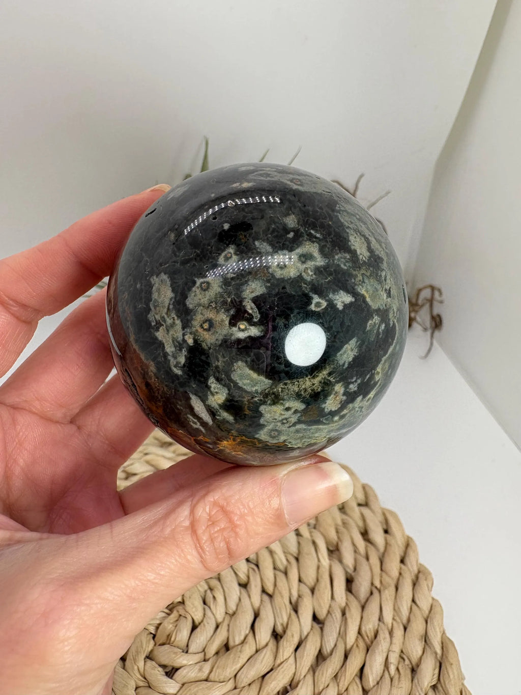 Esfera de jaspe riolita  natural pulida con patrones orbiculares.